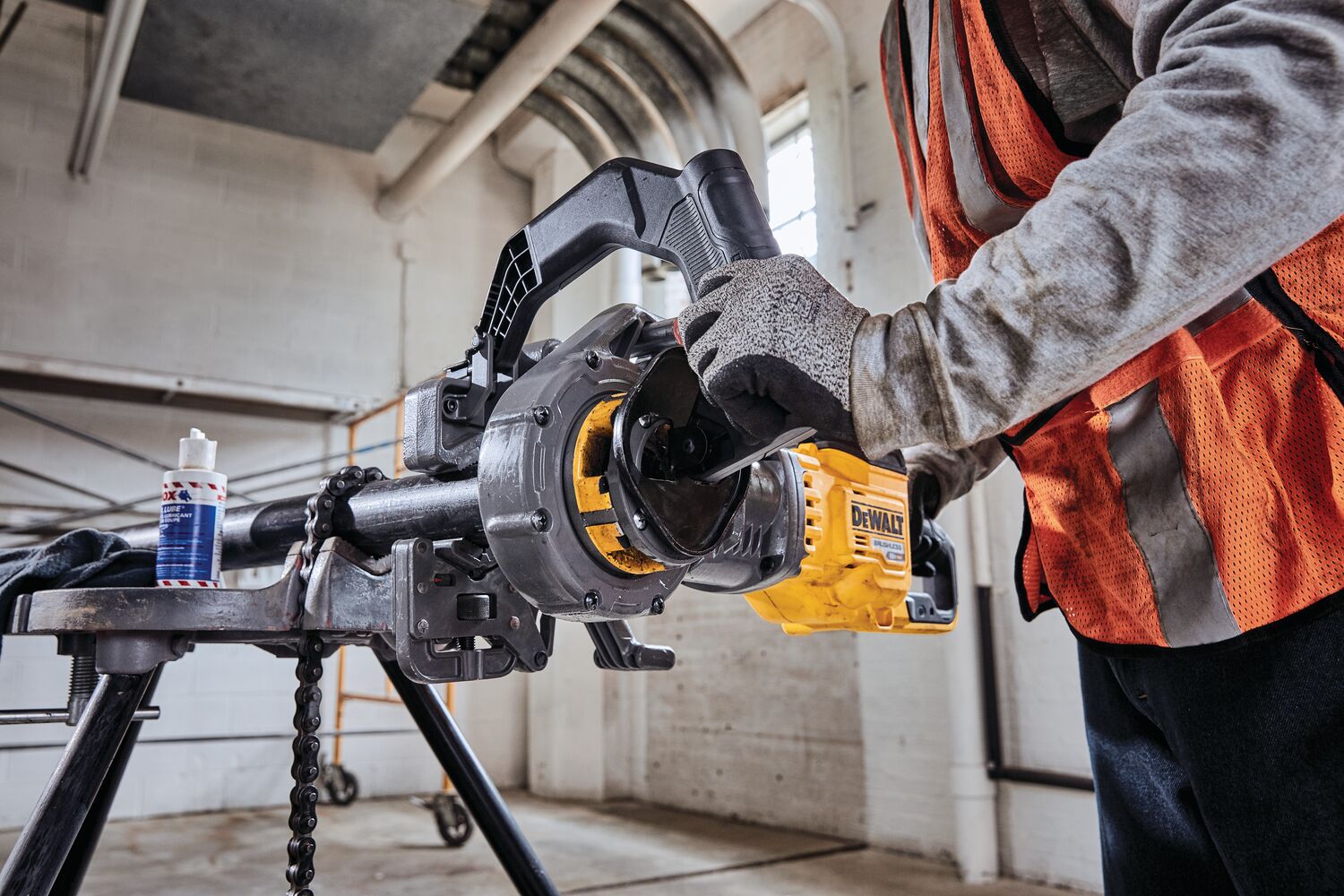 FLEXVOLT cordless pipe threader threading black iron pipe.