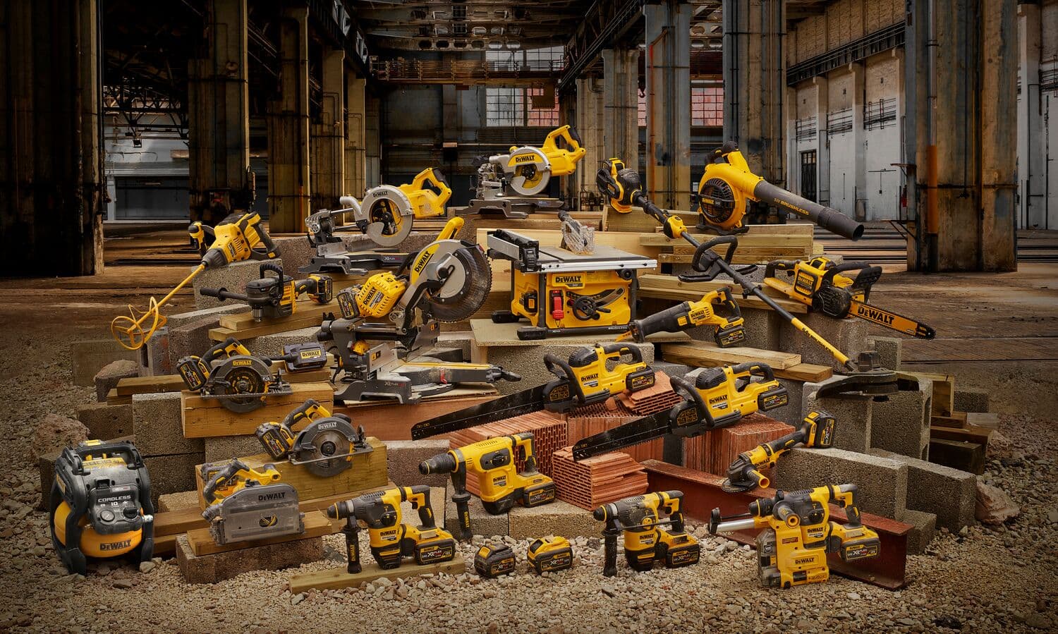 Herramientas eléctricas DEWALT sobre materiales de construcción en un almacén industrial.